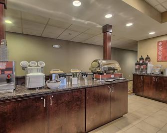 Garner Hotel Wadsworth by IHG - Wadsworth - Buffet