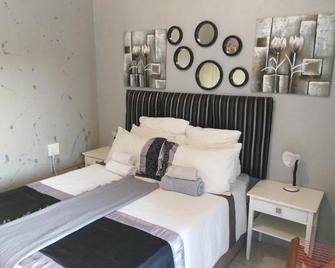Vicky B Bed and Breakfast - Mogwase - Bedroom
