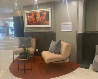 Lovely Rosebank 1-bedroom condo with pool & cinema - Johannesburg - Lobby