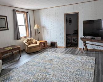 3-bedroom apartment just 10 minutes from Ottawa National Forest - Bessemer - Living room