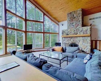 Six-mile Cottage - Three Bedroom Cottage, Sleeps 8 - Port Severn - Living room