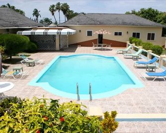 Cindys Villa - Runaway Bay - Pool