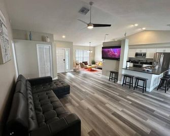 Manatee Oasis Weeki Wachee Family Fun Pool Home - Spring Hill - Living room