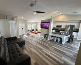 Manatee Oasis Weeki Wachee Family Fun Pool Home - Spring Hill - Sala de estar