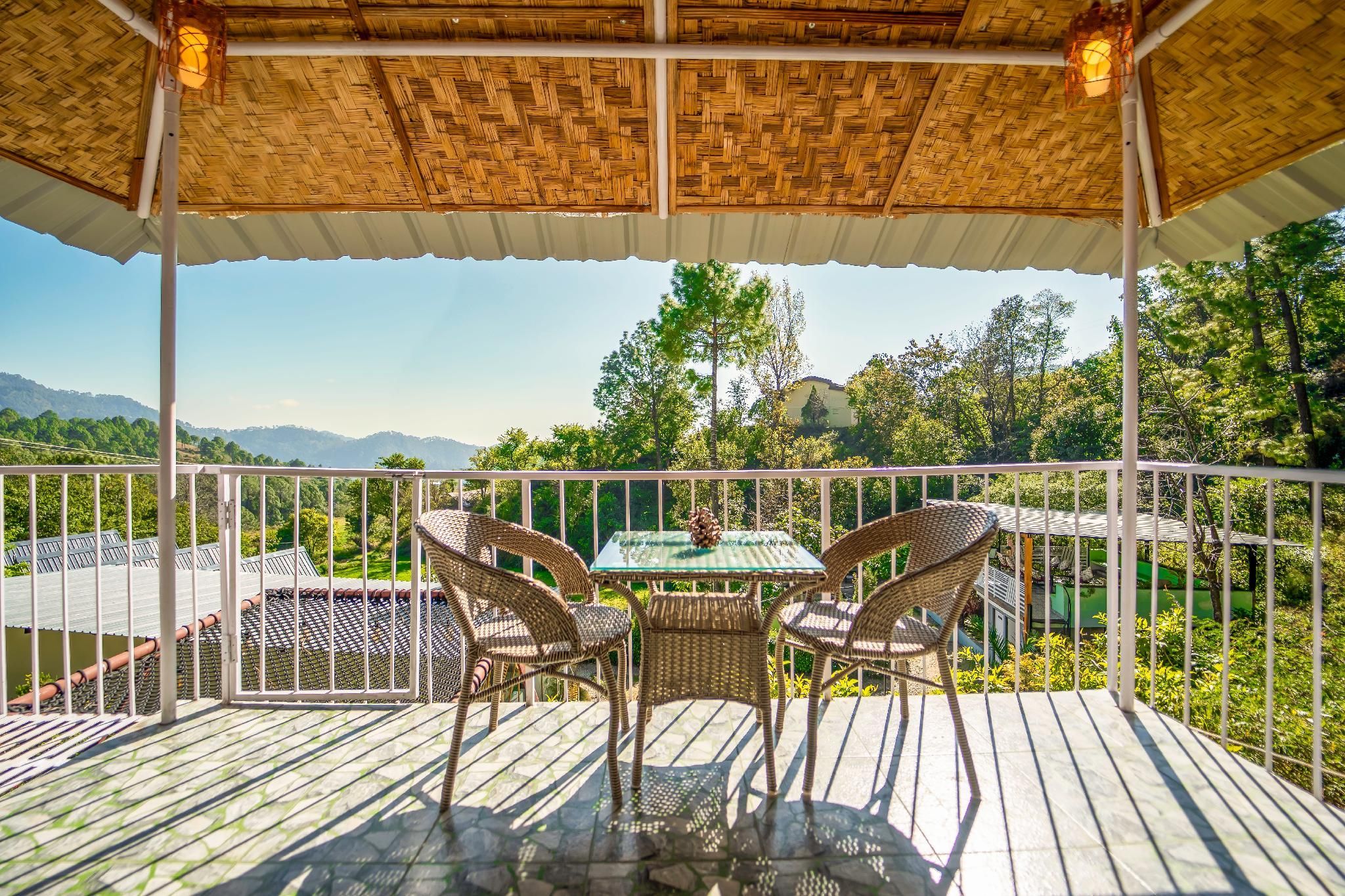 Paradise Pool Resort - نينيتال - شرفة