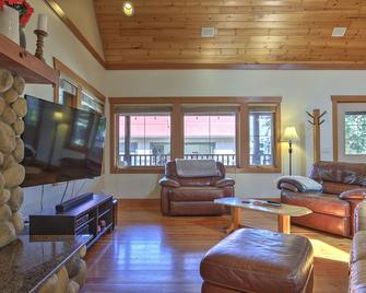 Blue Owl Villa - at Owl 's Head Mountain and minutes to the beach - Sicamous - Wohnzimmer