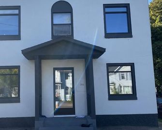 Cozy Village apartment close to all city ammenities! - Marquette - Gebouw