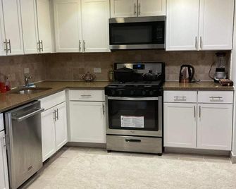 Cozy 1-bedroom apartment in pleasant Queens with AC and gym,30 min to manhattan - Queens - Kitchen
