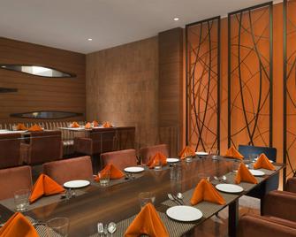 Ramada Plaza By Wyndham Jhv Varanasi - Benarés - Restaurante
