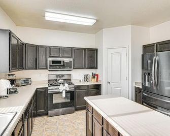Family Reno Home w/ Game Room! 28 Mi to Ski Resort - Reno - Cocina