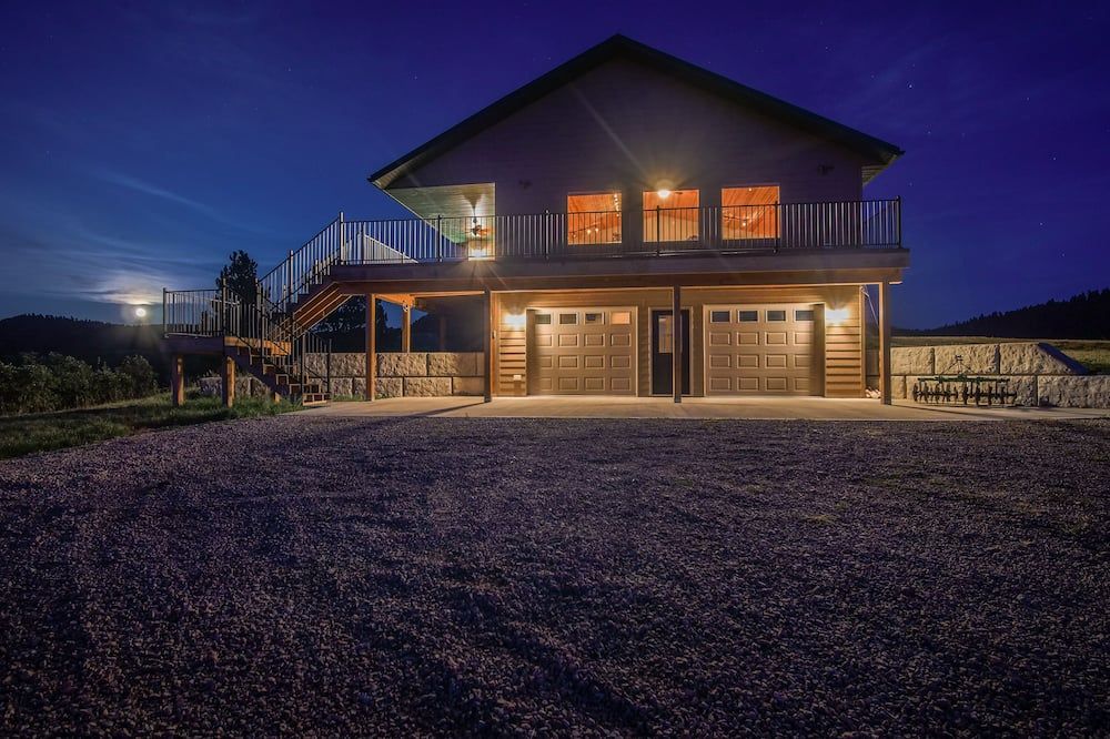 Peaceful home with breath-taking views of Devils Tower & room to roam