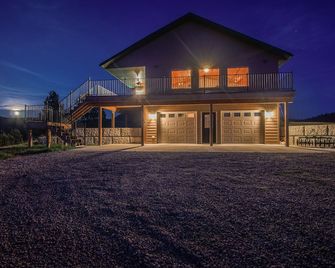 Peaceful home with breath-taking views of Devils Tower & room to roam - Devils Tower - Building