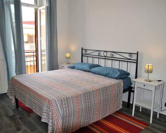 Air-Conditioned Apartment In The Center Of Formia 400 Meters From The Station - Formia - Schlafzimmer