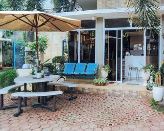 Alejandro'S Suites & Venue - Valencia City - Patio