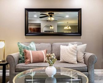 Downtown Nashville Condo, Walk to Broadway with Free Parking - Nashville - Wohnzimmer