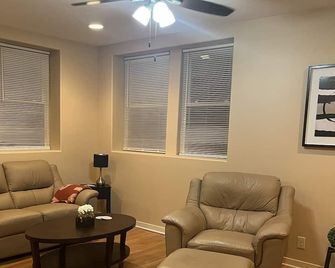 Historic-Capital District Condo - Lincoln - Living room