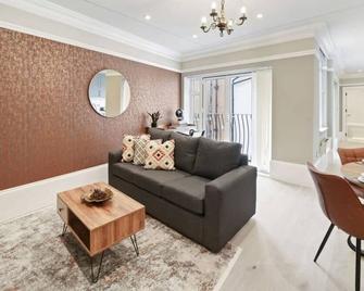 Premium 1 Bed 1 Bath Apartments For Corporates By Redwood Stays - Reading - Living room