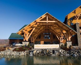 Hope Lake Lodge & Indoor Waterpark - Cortland - Hotellin sisäänkäynti