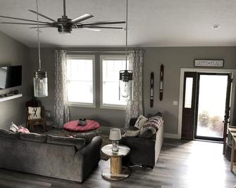Ski Bunnies Crystal Mountain Chalet, Sleeps 15 - Thompsonville - Sala de estar