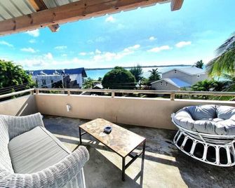 Cozy Pavillon With Private Jacuzzi On Ro - Grand Gaube - Balkon