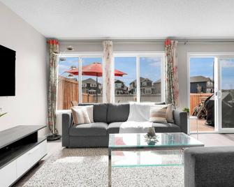 Entire Home Spacious 3 bed, 2.5 bath duplex - Nisku - Living room