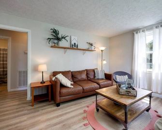 5 Min to Airport Pet Friendly Fire pit Fenced Yard - Nashville - Living room