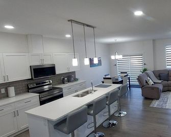 Kingsbury Palace-2 Minutes from the Highway-Across from Heavy Metal Place - Spruce Grove - Kitchen