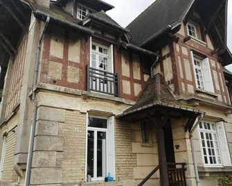Independent ground floor with garden on the seaside. - Luc-sur-Mer - Building