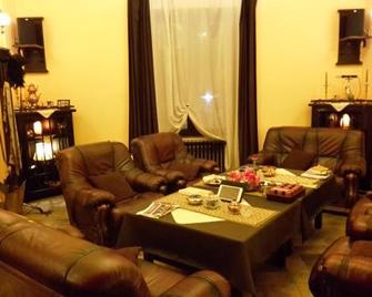 Iris Boutique - 4star Bed & Breakfast Residence In Vatra Dornei - Vatra Dornei - Living room