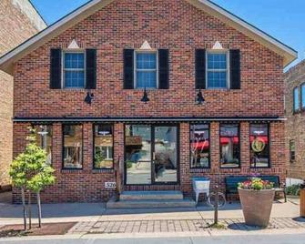 Spacious, Pet Friendly, in the Heart of Downtown - New Glarus - Edificio