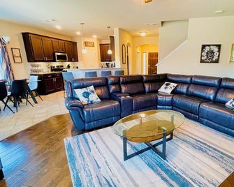 5BR Family Retreat with Swim Spa, Theater and Fire Pit - Ennis - Sala de estar