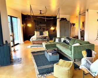 West Wind, cabin with breathtaking vieuws - Lone Pine - Living room