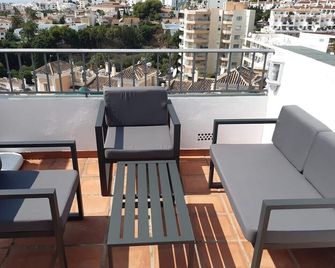 Amplio apartamento con piscina cerca de la playa - Nerja - Parveke