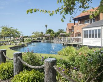 Compass Cottage - Monaco Resort - Nelson - Pool