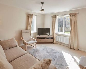 Host & Stay - 57 Woodland View - Holmfirth - Living room