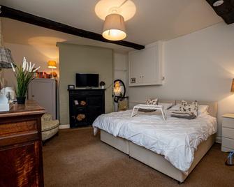 The Old Plough, rustic flat, super king bed or twins, en-suite, secure parking, free wi-fi, corporates welcome - Corby - Bedroom