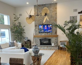 13 min from Shinnecock Golf Course, Hamptons, Lighted Tennis Court hot tub pool - East Quogue - Living room