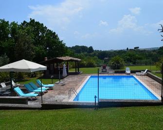 Villa in Umbria with private pool in beautiful position, perfect position to explore Tuscany and Umb - Baschi - Pool