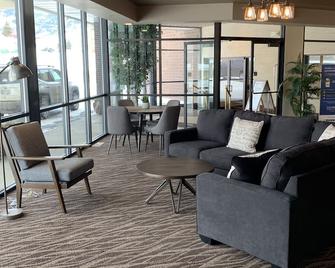 Ramada by Wyndham Butte - Butte - Living room