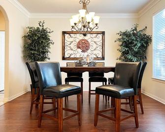 Spacious 5 bedroom w/ Game Room and Covered Patio - Allen - Dining room