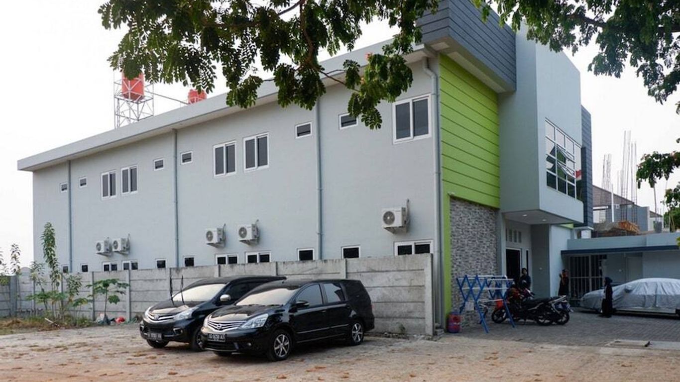 RedDoorz near Ahmad Yani Airport 2