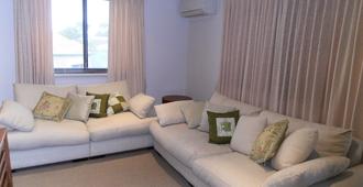 Perth's La Casa Rosa - Perth - Living room