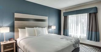 Days Inn & Suites by Wyndham Spokane - Spokane - Bedroom