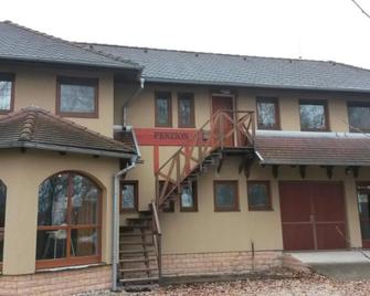 Guest House Meat Heads Pub - Komárno - Building