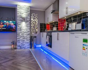 Meridian Serviced Apartments - Bradford - Kitchen