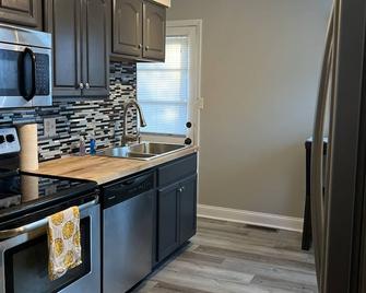 Peaceful ranch home with fenced yard - Kettering - Kitchen