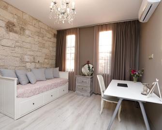 7-Bedroom Luxury Villa in Cesme with magnificent sea view pool WiFi, AC, parking - Cesme - Sala de estar