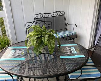Adorable Condo- 5 miles from Awesome Honey Moon Island! Upscale neighborhood! - 帕姆港 - 餐廳