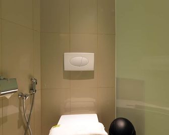 Pop! Hotel Malioboro - Yogyakarta - יוגיאקרטה - חדר רחצה
