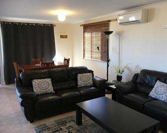 Airport Whyalla Motel - Whyalla - Living room